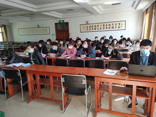 图3：参会人员认真听会.jpg
