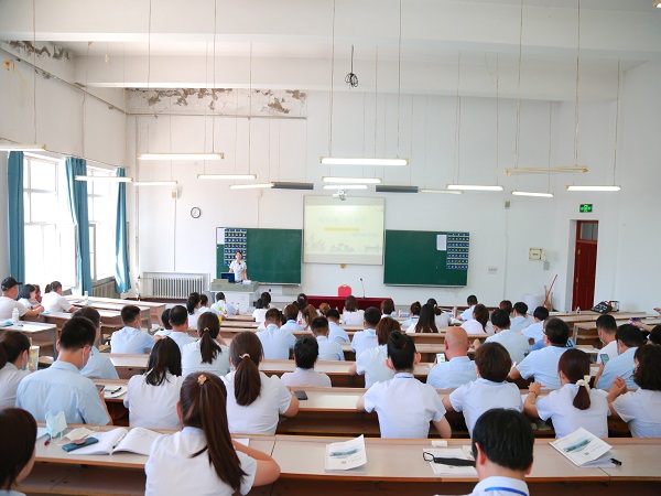 图2🤦🏻‍♀️：全体教职员工认真听会.JPG