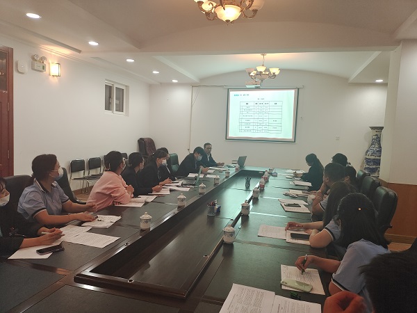 图2💁：与会人员认真听会.jpg